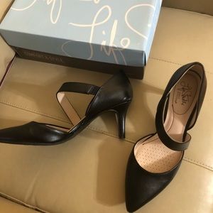 Life Stride Suki black pump.